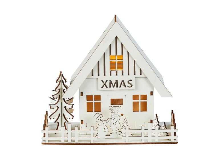 Maison décorative en bois avec lumières, inscrite „XMAS”, arbres et figurines hivernales.