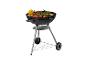 Un barbecue noir sur un support en métal avec de la viande, des saucisses et des légumes grillés.