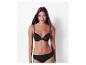 Une femme portant un soutien-gorge et une culotte noirs.