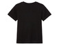 Un t-shirt noir à manches courtes.