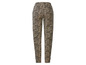 Pantalon beige à imprimé zèbre noir.