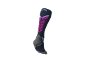 Chaussette de sport montante noire avec motifs géométriques roses et gris.