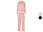 Un pyjama rose à manches longues et pantalon long.