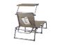 Une chaise longue beige avec un parasol et une poche pour un livre.
