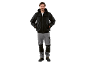 Homme en veste noire à capuche et pantalon de travail gris.