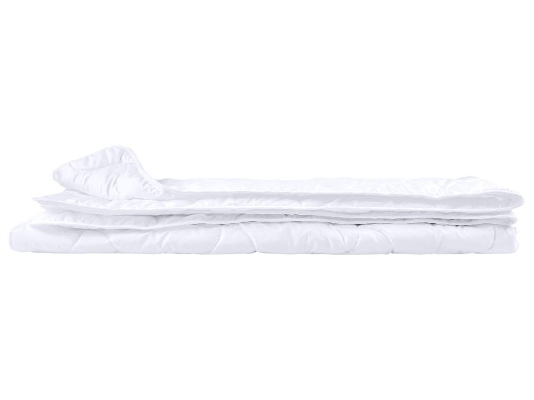 Couette blanche pliée avec coutures matelassées