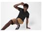 Homme portant un t-shirt noir et un short kaki