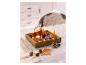 Plateau en bois avec décoration d'automne : bougie, pommes de pin et citrouille.