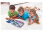 Trois enfants utilisant un ordinateur portable LeapFrog à thème Stitch.