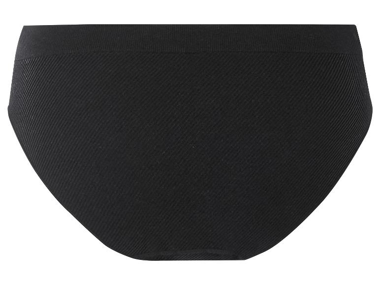 Slip noir sans couture avec une texture côtelée.