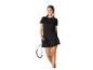 Femme en t-shirt et jupe de tennis noirs, tenant une raquette.
