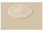 Tapis rond shaggy de couleur crème sur fond beige.
