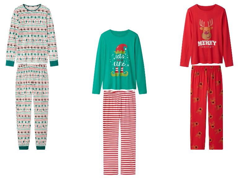 Trois ensembles de pyjamas de Noël : un à motifs, un avec un elfe et un avec un renne.