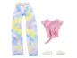 Pantalon tie-dye, haut rose et baskets blanches pour une poupée.