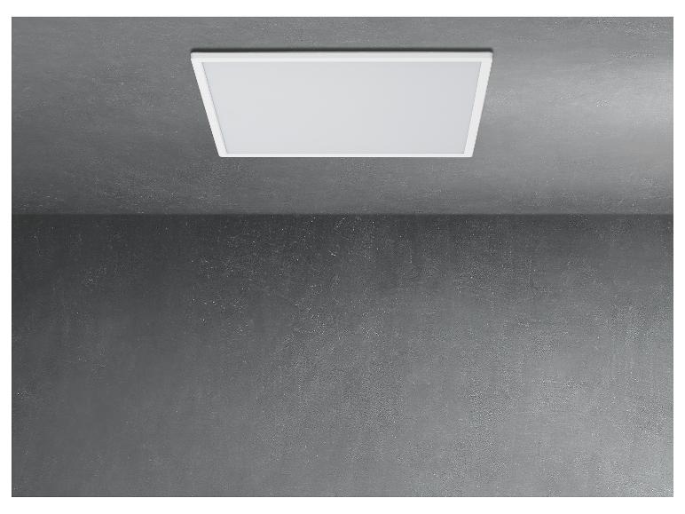 Plafonnier LED carré sur un plafond et un mur en béton gris.