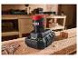 Batterie PARKSIDE® 12 V / 2 Ah et chargeur 2,4 A sur une table en bois avec des vis.