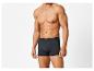 Homme portant un boxer noir.