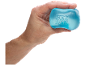 Une main tenant une balle anti-stress NeeDoh bleue translucide, avec le logo visible.