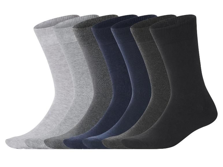 Lot de sept paires de chaussettes pour hommes dans différentes nuances de gris et de bleu.