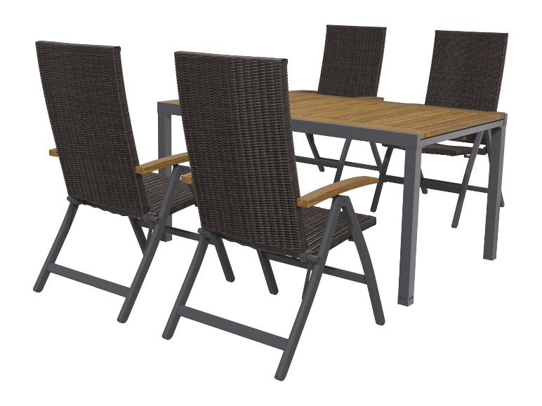 Mobilier d'extérieur : une table rectangulaire avec un plateau en bois et quatre chaises tressées marron foncé.