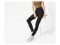 Leggings noirs et baskets blanches.