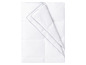 Une couette blanche avec une bordure bleue.