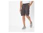 Shorts cargo et baskets grises pour homme.