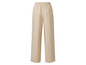 Pantalon beige avec une taille élastique.