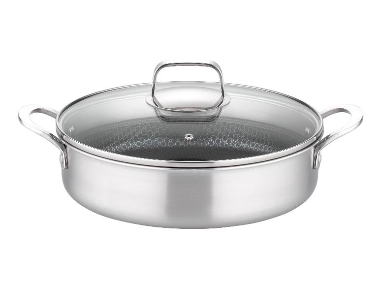 Une casserole en acier inoxydable avec un couvercle en verre.