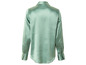 Une chemise en satin vert clair à manches longues.