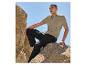 Polo beige et pantalon cargo noir pour homme.