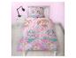Parure de lit enfant rose à motifs de chiens et de fleurs, sur un lit blanc avec lampe.