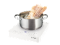 Pâtes bouillant dans une casserole sur une plaque à induction blanche.