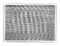 Une moustiquaire de fenêtre blanche avec une maille fine.