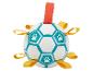 Ballon de foot pour chien avec des rubans jaunes et une poignée orange.