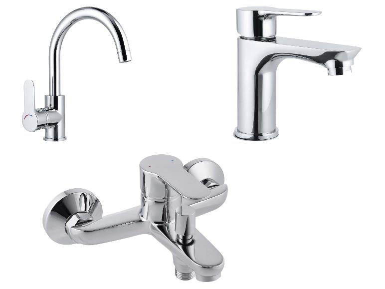 Trois robinets chromés de salle de bain et de cuisine au design moderne.