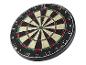 Une cible de fléchettes Crivit avec des segments noirs, beiges, rouges et verts, et des chiffres blancs.