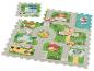 Tapis de jeu pour enfants avec carte routière de ville, présentant des bâtiments et des véhicules.