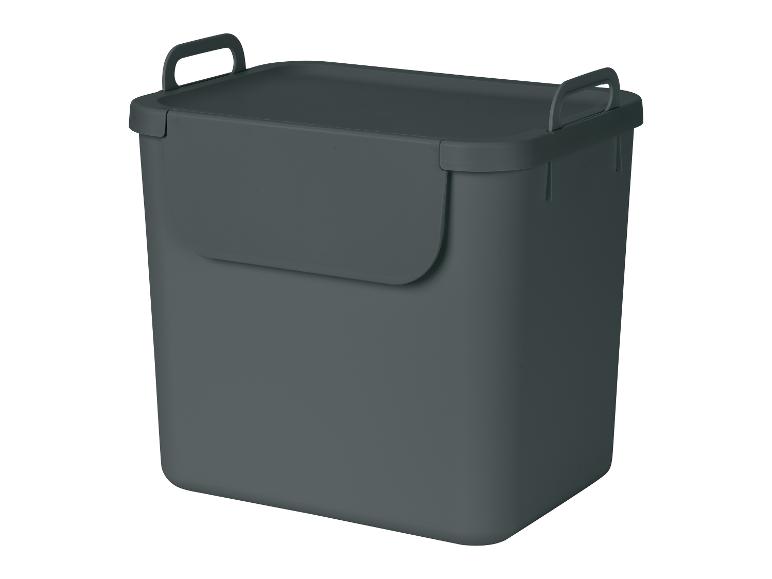 Une boîte de rangement gris foncé avec des poignées.