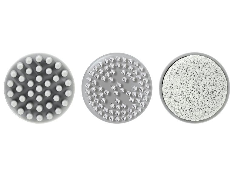 Trois accessoires ronds pour les soins de la peau : massage, brosse et pierre ponce