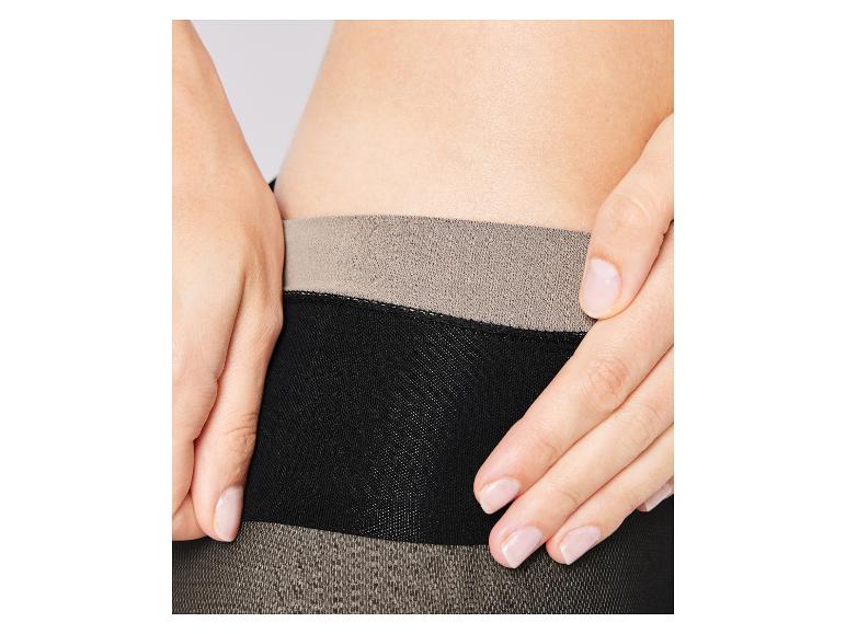 Gros plan sur des collants noirs avec des détails beiges.