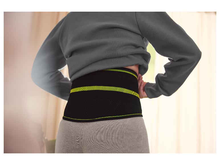 Une femme porte une ceinture lombaire.