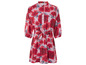 Une robe rose à imprimé floral rouge et une ceinture.