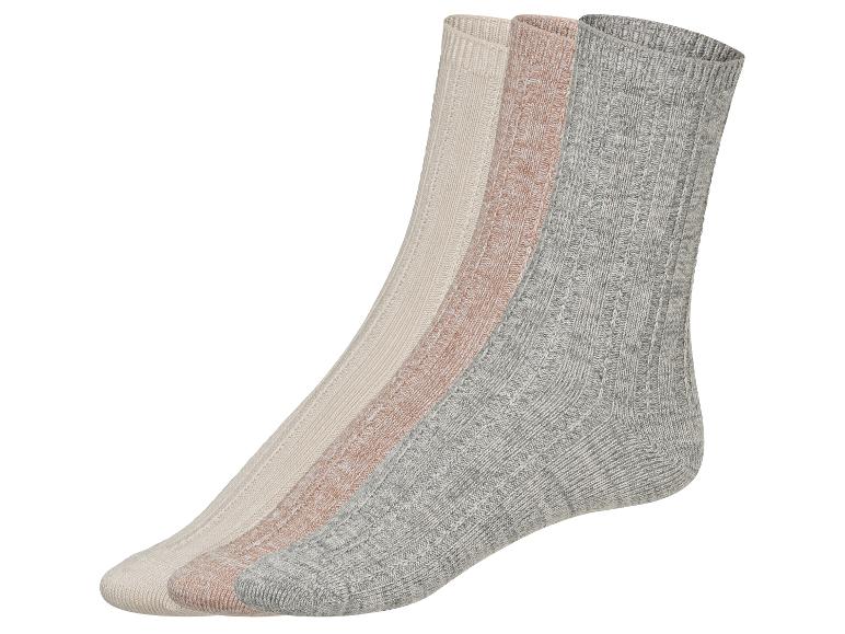 Trois paires de chaussettes en gris, beige et blanc