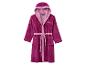 Peignoir fuchsia à capuche avec doublure rose plus claire et ceinture.