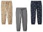 Trois pantalons de jogging pour enfants avec différents imprimés.