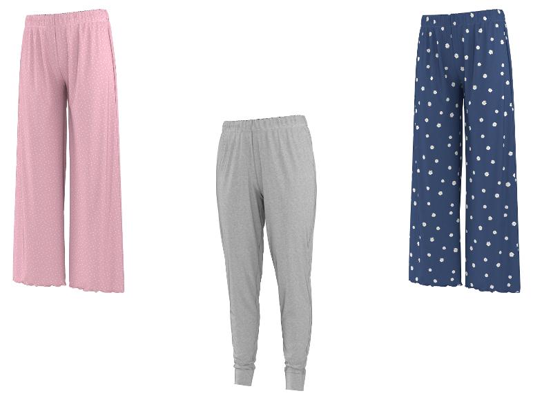 Trois pantalons de pyjama pour femmes : rose à pois blancs, gris et bleu à marguerites.