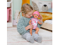 Petite fille jouant avec une poupée dans une chambre d'enfant.