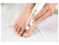 Une femme utilise une lime à ongles électrique Silvercrest pour limer ses ongles de pieds.