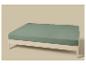 Lit en bois clair avec matelas recouvert d'un drap-housse vert